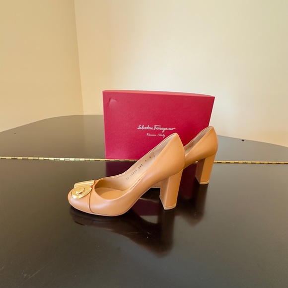 Salvatore Ferragamo NWT Luxury Chic Minimalist RARE Authentic Fiamma Tan Pumps - Picture 10 of 17